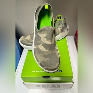 New! Oofos camo, oomg eezee low women’s - white/green camo, size 9